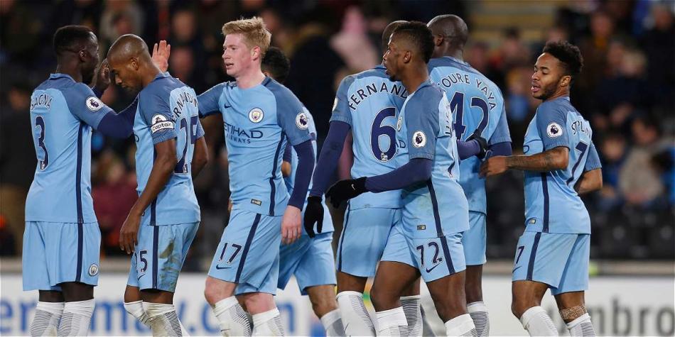 Jugadores del Manchester City festejan uno de los goles que le marcaron al Hull City.