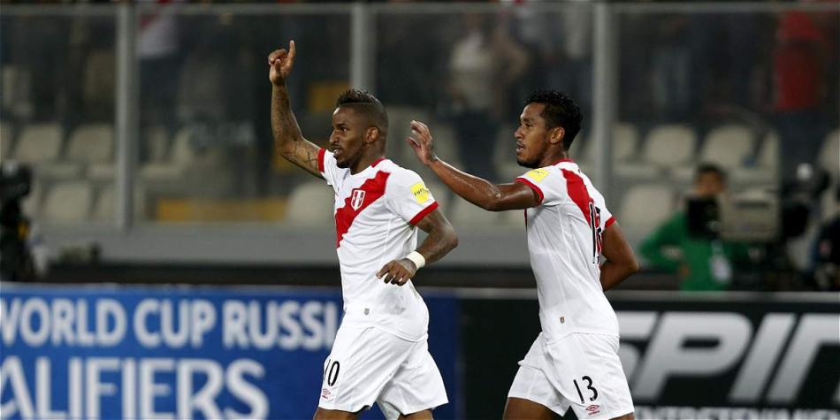 Jefferson Farfan (izq.) celebra su gol.
