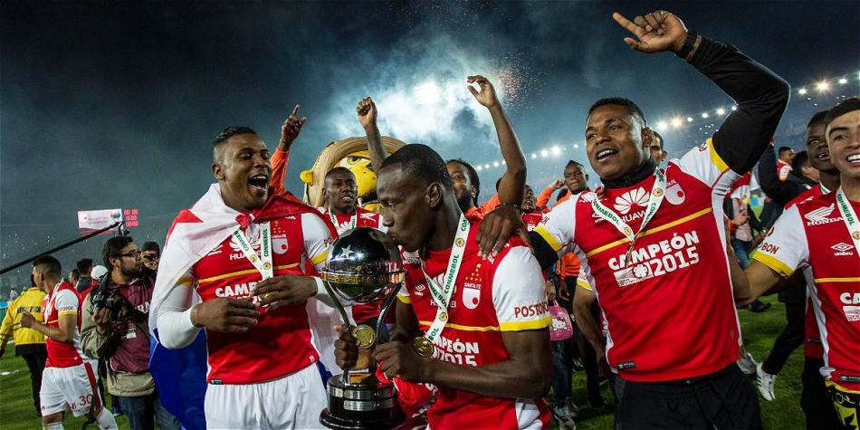 Algunos jugadores de Santa Fe con la Copa Suramericana.