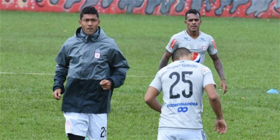 Eder Castañeda (izq.), sería uno de los titulares contra Atlético.