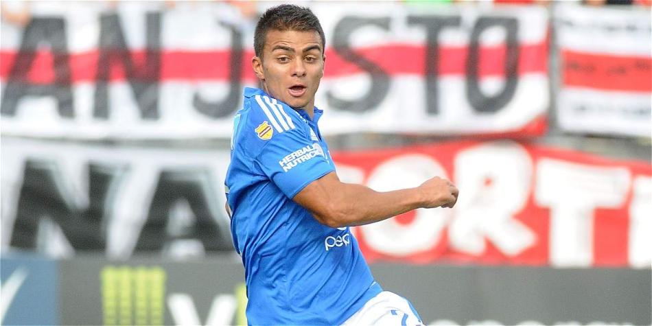 Gonzalo Martínez (i), de River, disputa el balón con Jhon Freddy Duque, una de las buenas contrataciones de Millonarios.