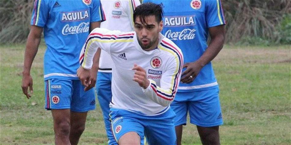 El delantero colombiano reemplazaría a Didier Drogba, quien anunció su salida de los 'blues'.