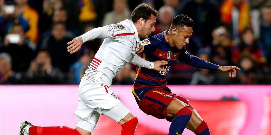 Acción de juego del partido entre Barcelona y Sevilla, de España.