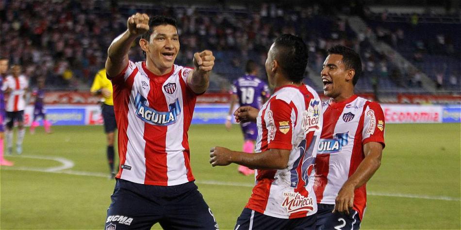 Roberto Ovelar (izq.) marcó los goles de Junior.