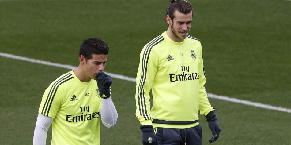 James Rodríguez (izq.), jugador colombiano de Real Madrid, durante una práctica con su club.