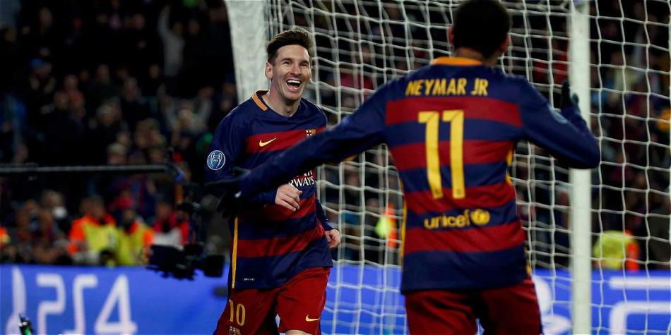 Barcelona goleó 6-1 a la Roma. Aquí festejan Messi (al fondo) y Neymar.