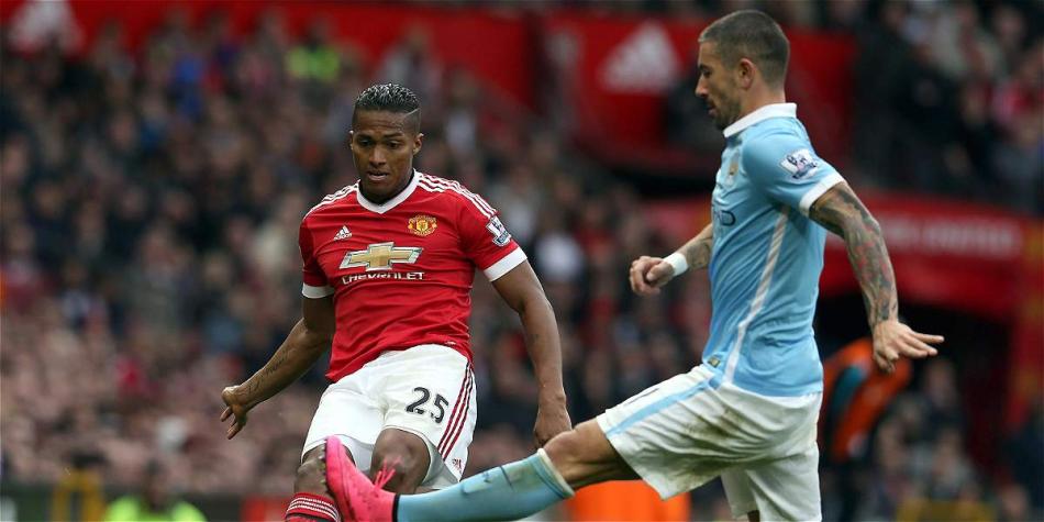 Antonio Valencia (izq.) durante el partido entre Machester United y Manchester City, encuentro en el que precisamente se lesionó.
