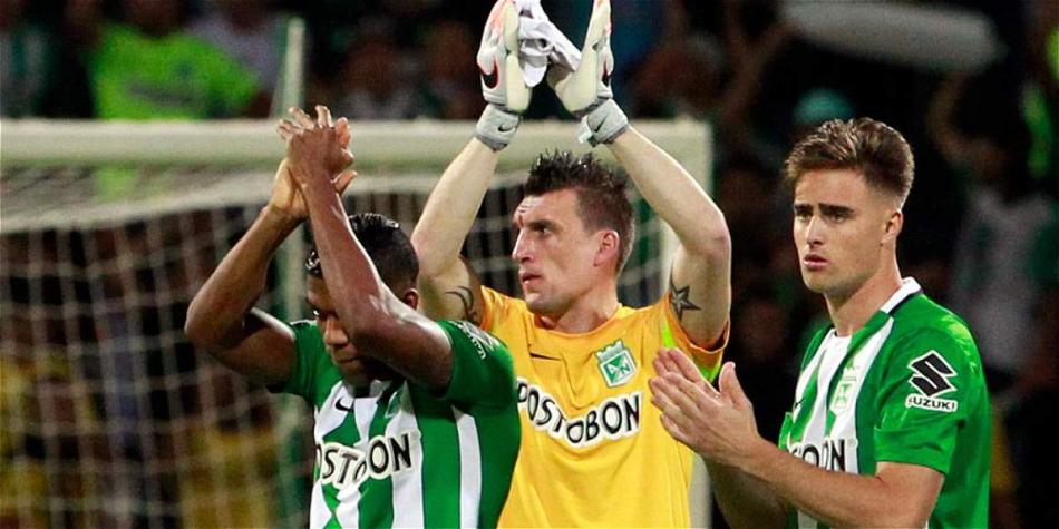 Franco Armani (cen.), arquero de Atlético Nacional.