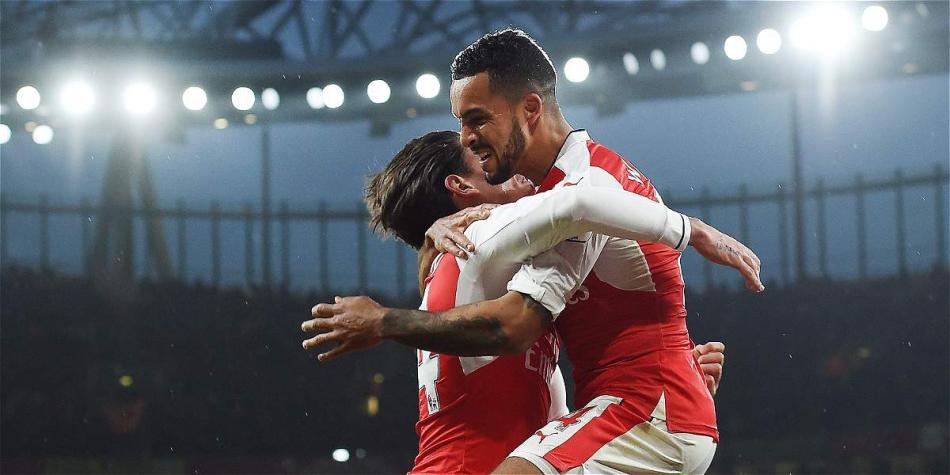 Theo Walcott y Hector Bellerin celebran el empate parcial. Arsenal remontó el marcador y terminó ganando por 3-1.