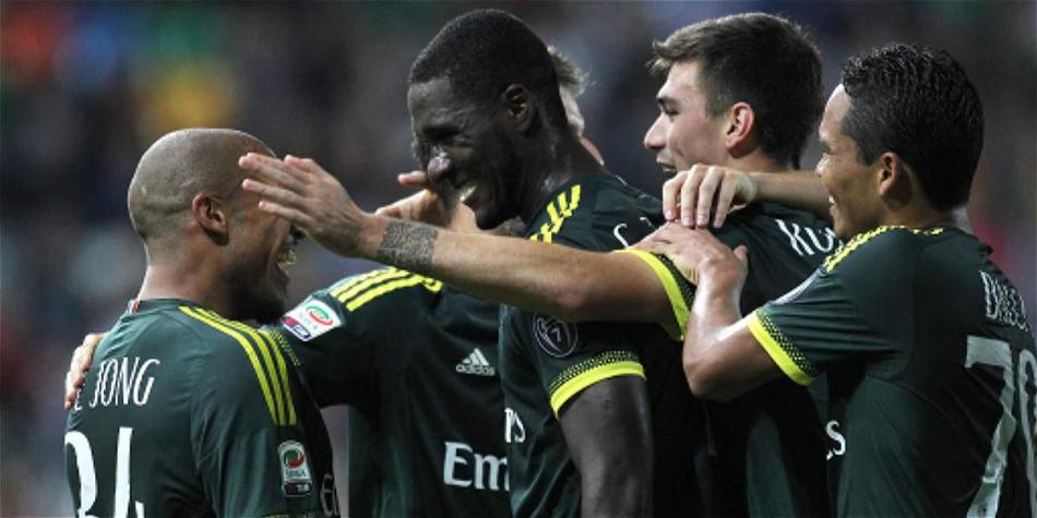 Cristian Zapata (cen.) celebrando su primer gol en la temporada con Milan.