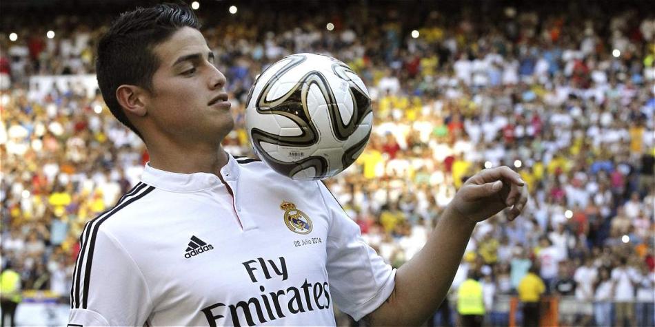 James en su presentación como jugador del Real Madrid.