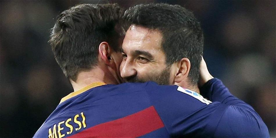 Arda Turan (der.) debutó con la camiseta de Barcelona. En la foto aparece junto a Lionel Messi.