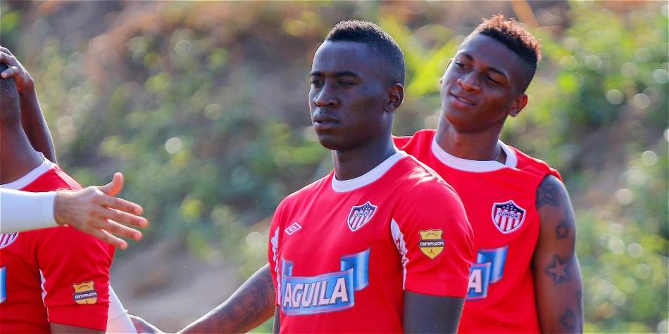 Yorleys Mena (izq.), nuevo jugador de Junior, en su primer entrenamiento con los 'tiburones'.