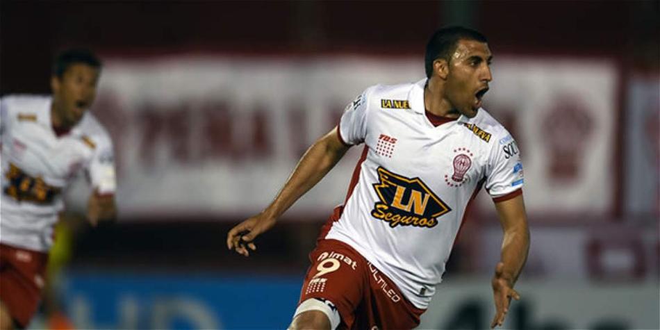 Ramón Ábila, delantero de Huracán, de Argentina.