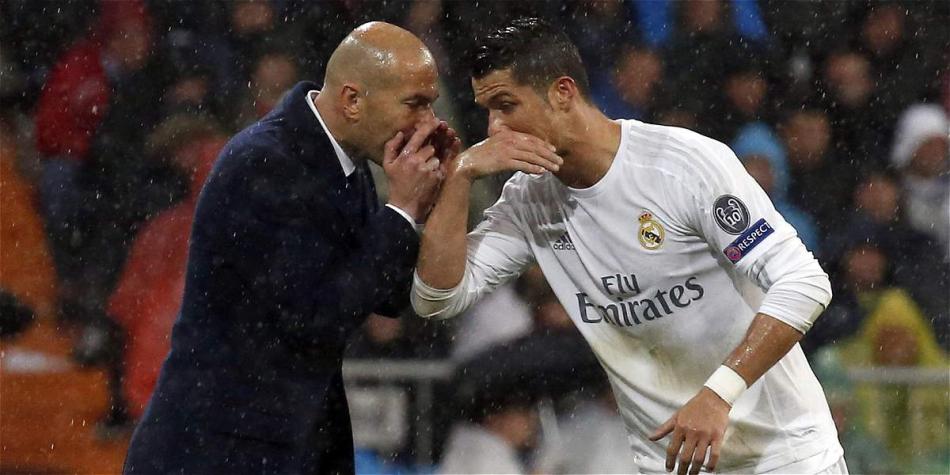 Zidane (izq.) y Cristiano Ronaldo, en plena conversación durante el partido de vuelta de los cuartos de final frente a Wolfsburgo, de Alemania.