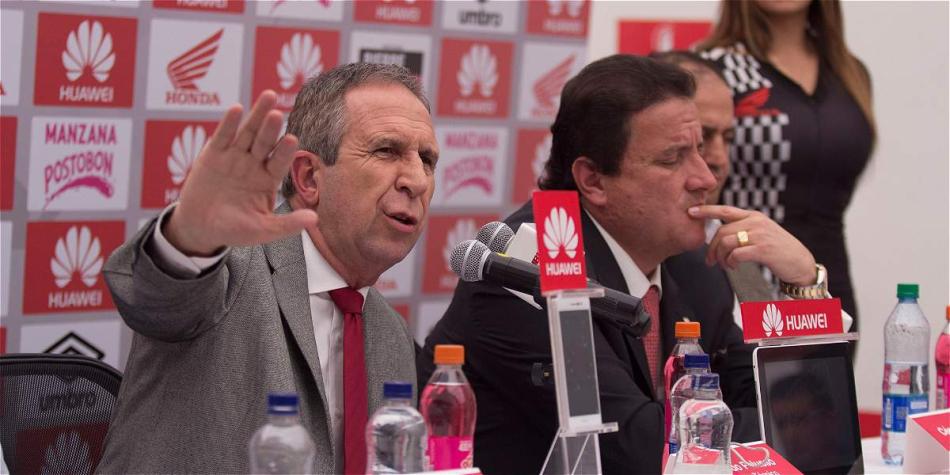 El técnico Pelusso junto a César Pastrana, presidente de Santa Fe.