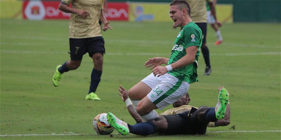 Acción del partido jugado este domingo entre Cali y Águilas.
