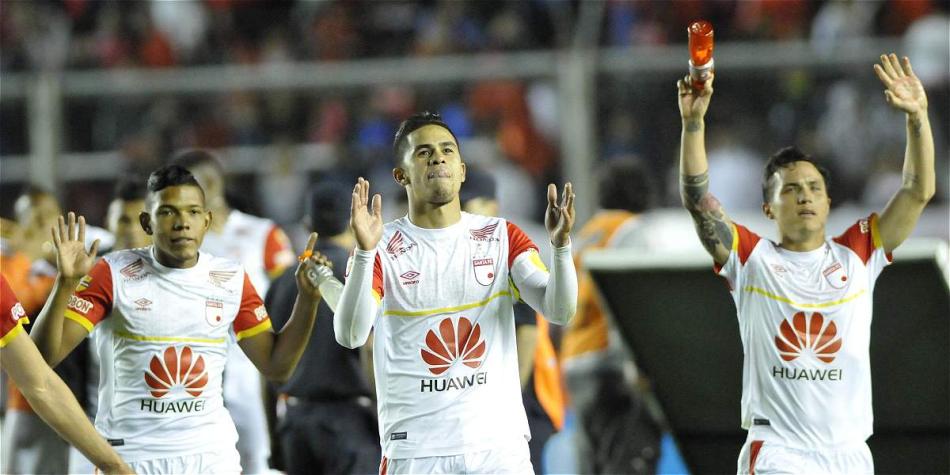 Luis Manuel Seijas (der.) luego del partido contra Independiente por la Copa Suramericana.