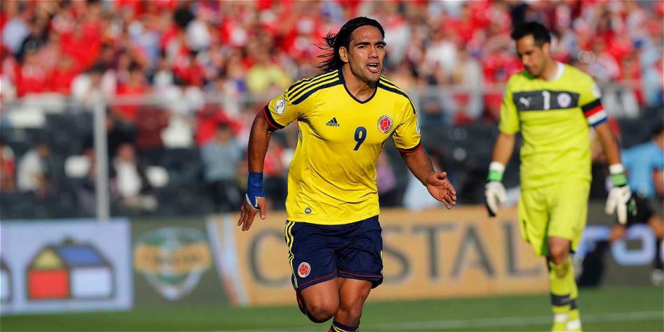 Falcao (izq.) en el útlimo partido de la visita de Colombia a Chile por Eliminatorias.