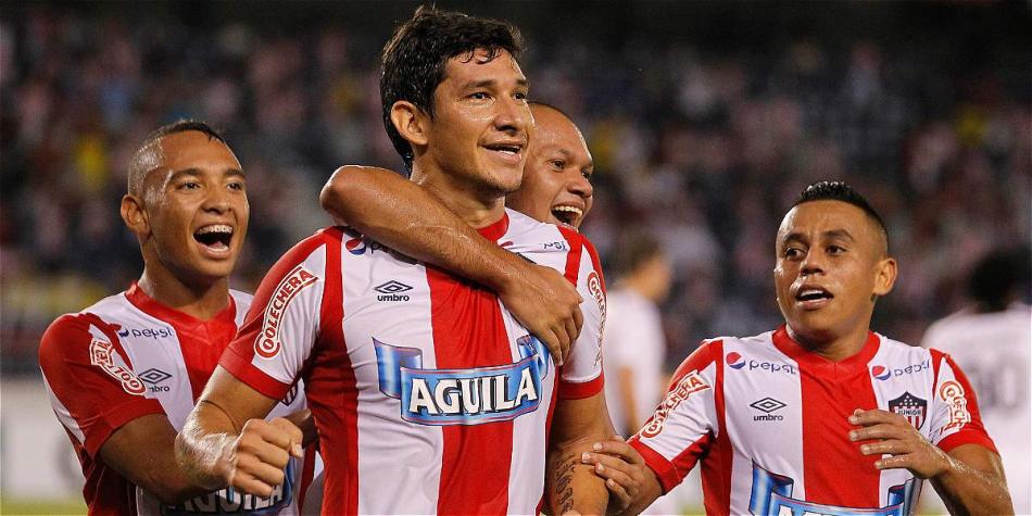 Jugadores de Junior celebrando el gol de Ovelar contra Melgar.