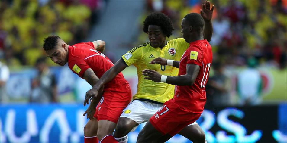 Paolo Guerrero (izq.) y Luis Advíncula (der.) peleando un balón con Carlos Sánchez (centro.)