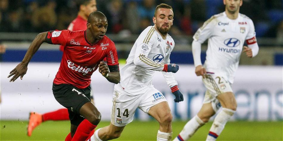 Acción de juego del partido entre Lyon y Guingamp.