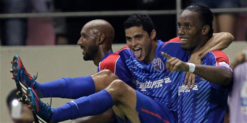 Giovanni Moreno (centro), cuando jugó con Drogba y Anelka.