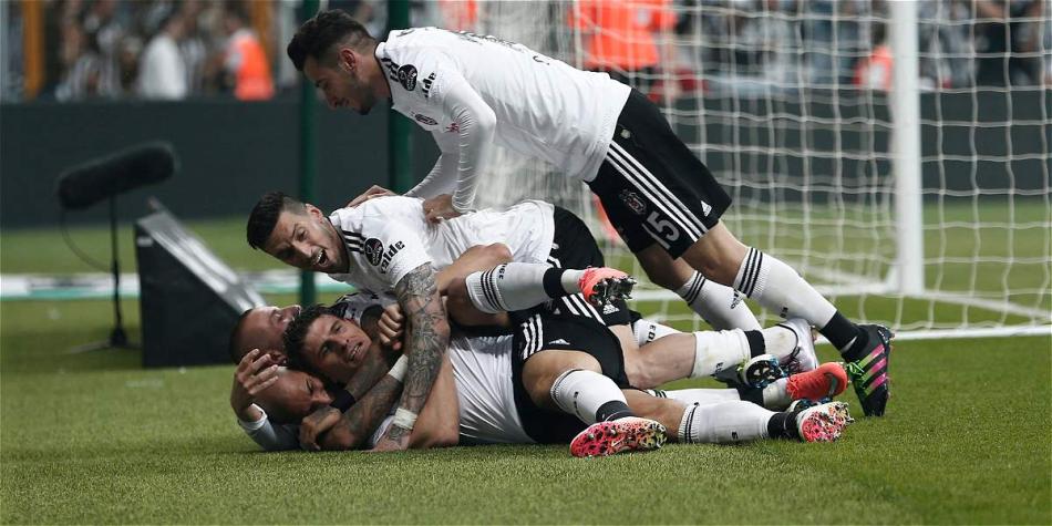 Festejo de los jugadores del Besiktas.