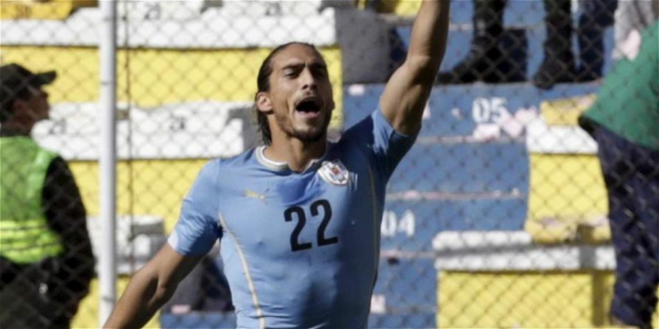 Martín Cáceres se retiró lesionado en el partido que Uruguay derrotó 3-0 a Colombia, por las Eliminatorias Suramericanas.