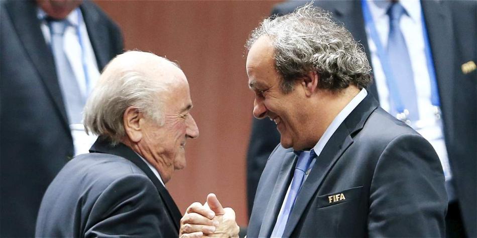 Joseph Blatter (izq.) presidente de la Fifa junto a Michel Platini, presidente de la Uefa.