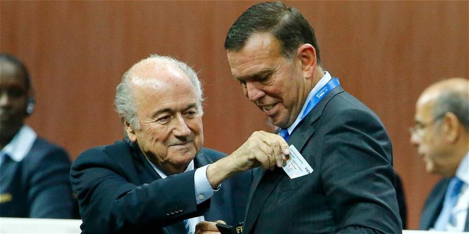 Juan Ángel Napout (der.), presidente de la Conmebol en compañía de Blatter.