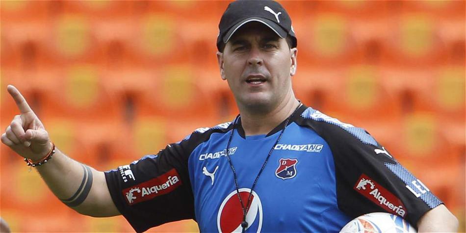 El técnico de Medellín volvió a dirigir desde el banco de suplentes.