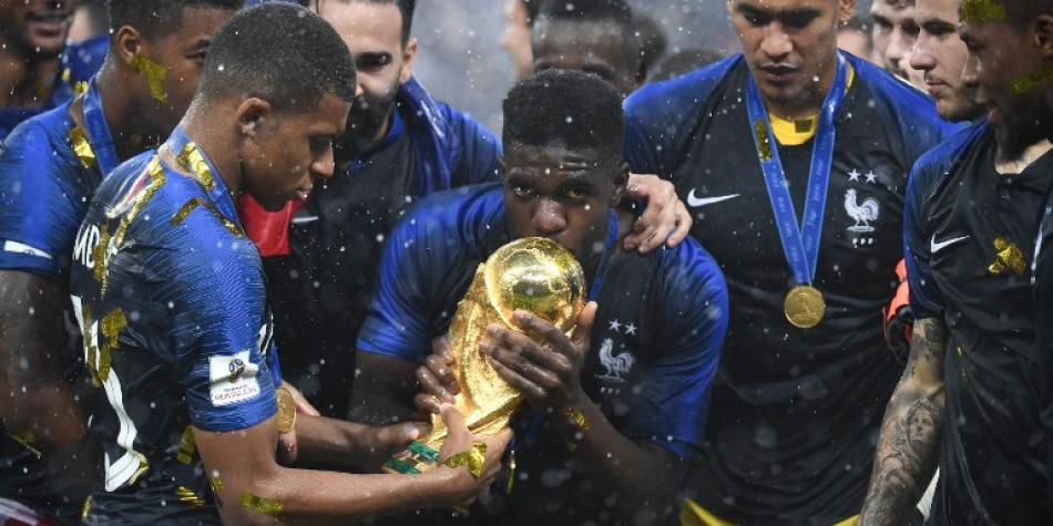Umtiti y Mbappé con la preciada Copa