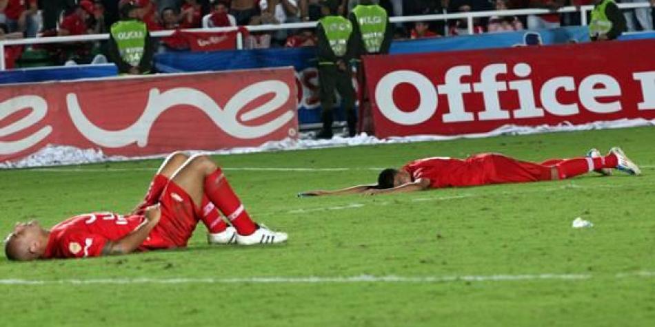 "¡Histórico! América descendió a la Primera B tras perder la Promoción” de 18 de diciembre de 2011.