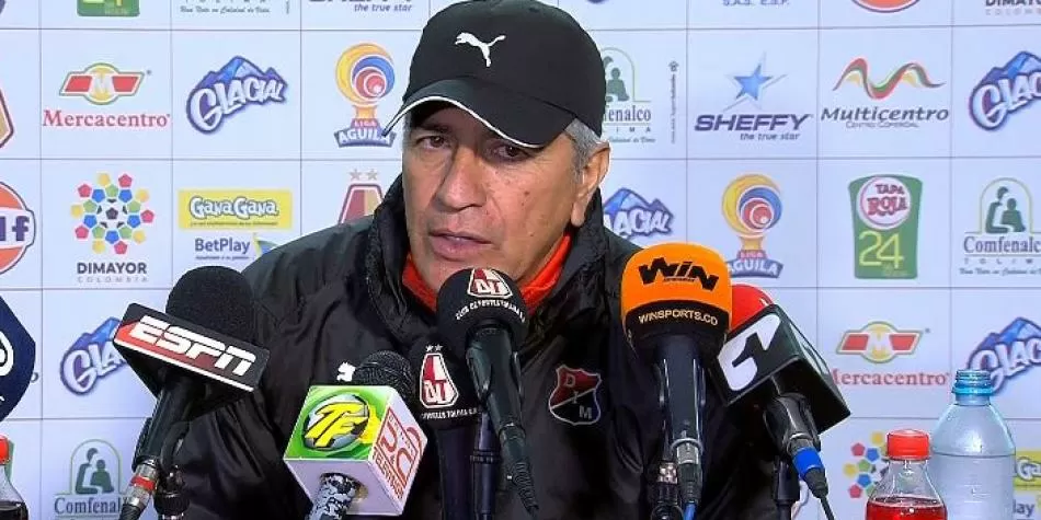 Octavio Zambrano en conferencia de prensa.