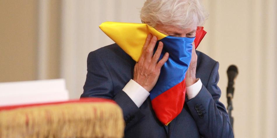 Pekermán, en medio de lagrimas, recibió condecoración nacional
