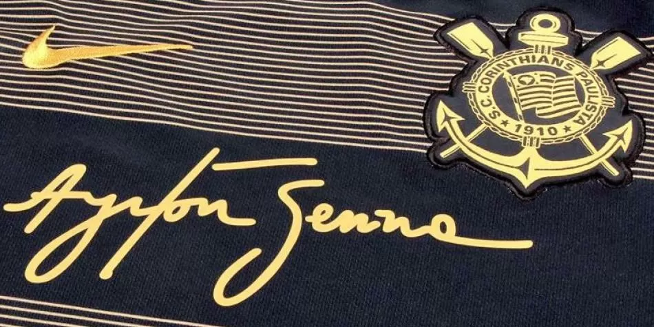El "Timao" homenajeó al histórico piloto brasileño en su tercera equipación.