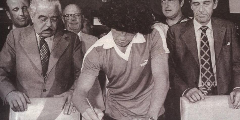 Maradona firmando su contrato