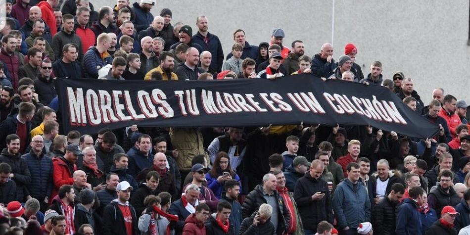 Hinchas Aberdeen ofenden a Morelos