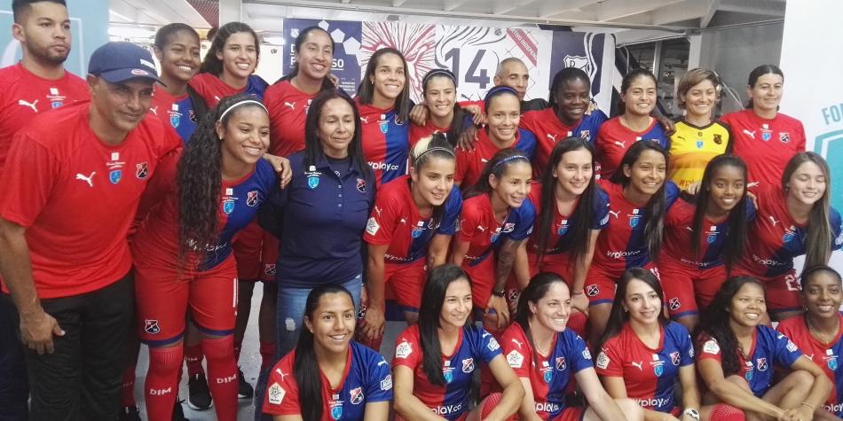 DIM femenino uniforme