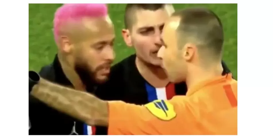 Neymar contra el árbitro