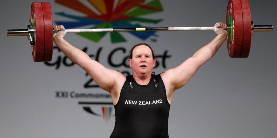 BBC Mundo: Laurel Hubbard levantando pesas