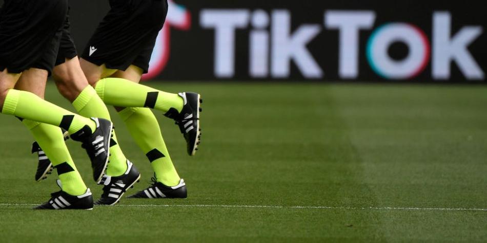 BBC Mundo: Piernas de futbolistas y el logo de TikTok