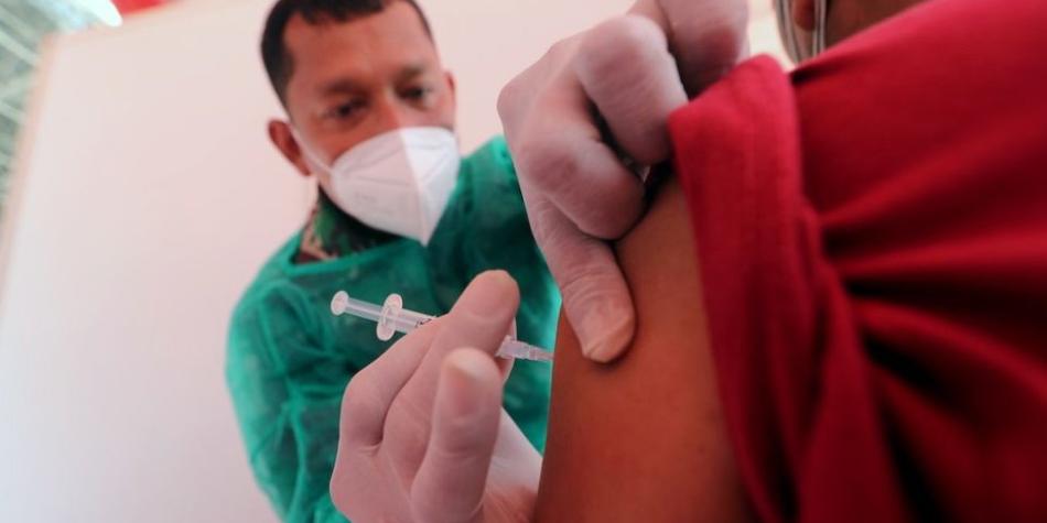 BBC Mundo: Un doctor militar indonesio inyecta una dosis de Sinovac contra la Covid-19 hecha por Biopharma a un hombre durante la campaña de vacunación en Indonesia el 26 de junio de 2016.