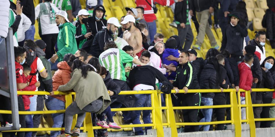 Pelea hinchas en El Campín