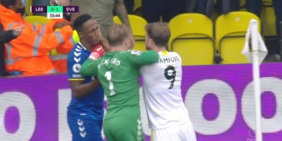 Yerry Mina contra Patrick Bamford