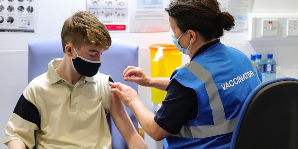 BBC Mundo: Un niño es vacunado contra el coronavirus en Irlanda