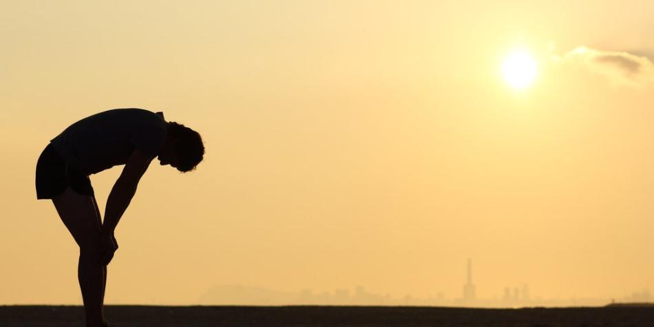 BBC Mundo: Silueta corredor cansado atardecer