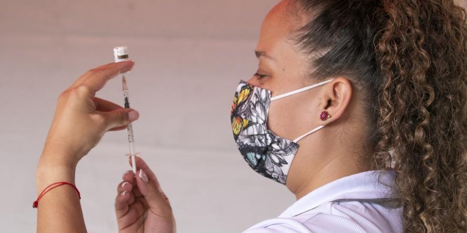 BBC Mundo: Una enfermera prepara la vacuna como parte de una campaña de vacunación nacional contra la covid-19