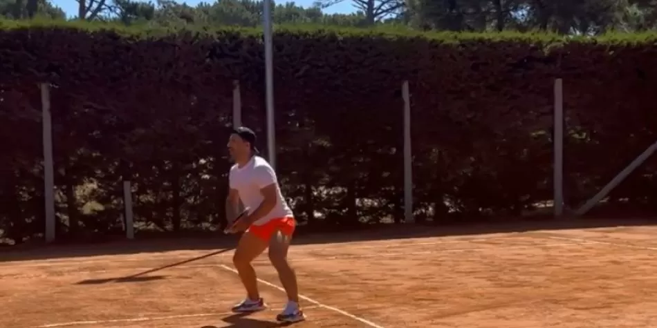 Sergio Agüero jugando tenis
